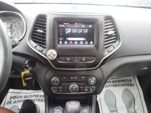 Used 2021 Jeep Cherokee Latitude w/ Mopar Interior Package AWD/4WD image 15