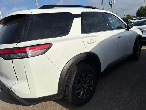 Used 2025 Nissan Pathfinder SV FWD image 5