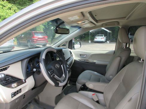 Used 2017 Toyota Sienna XLE w/ XLE Navigation Package FWD image 6