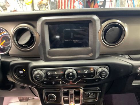 Used 2020 Jeep Gladiator Sport w/ Quick Order Package 24S AWD/4WD image 19