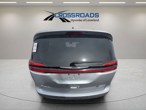 Used 2024 Chrysler Pacifica Select image 9