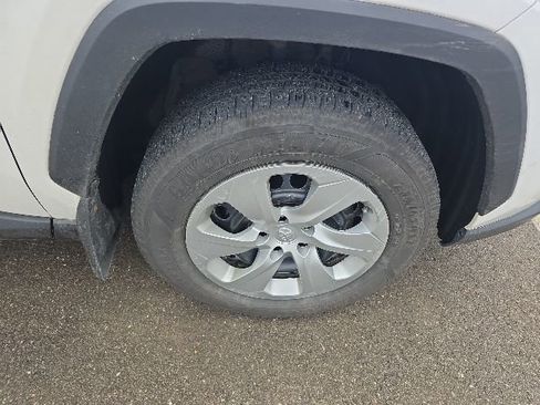 Used 2022 Toyota RAV4 LE AWD/4WD image 3