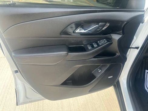 Used 2022 Chevrolet Traverse RS FWD image 11