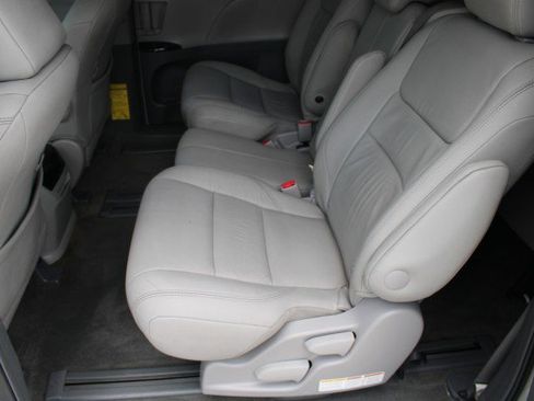 Used 2015 Toyota Sienna XLE FWD image 16
