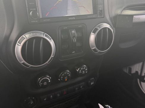 Used 2015 Jeep Wrangler Unlimited Rubicon w/ Connectivity Group AWD/4WD image 16