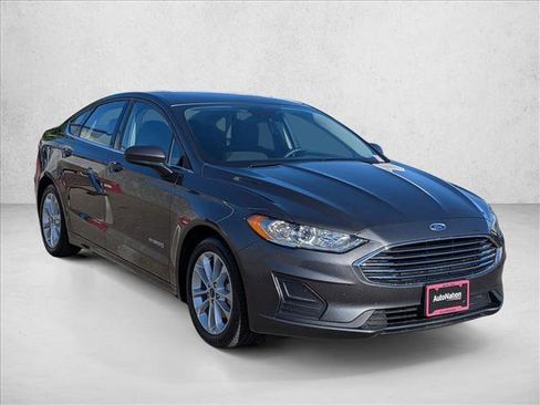 Used 2019 Ford Fusion SE FWD image 3
