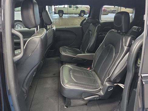 Used 2025 Chrysler Pacifica Limited FWD image 20