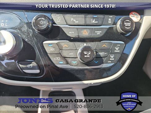 Used 2024 Chrysler Pacifica Touring-L FWD image 17