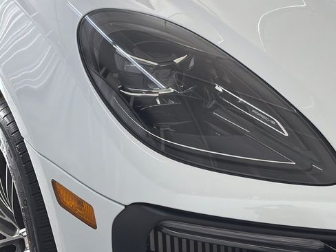 Used 2023 Porsche Macan S AWD/4WD image 12