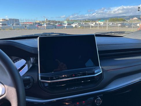 Used 2025 Jeep Compass Trailhawk image 17