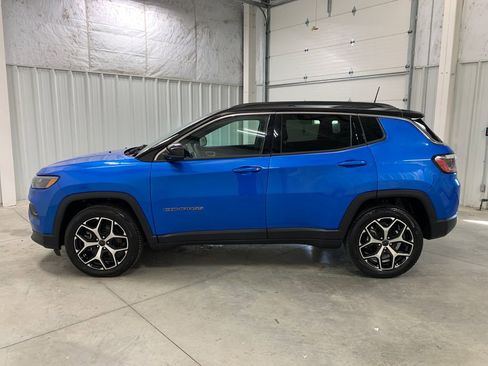 Used 2025 Jeep Compass Limited AWD/4WD image 3