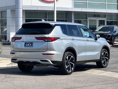 Used 2024 Mitsubishi Outlander SE image 3