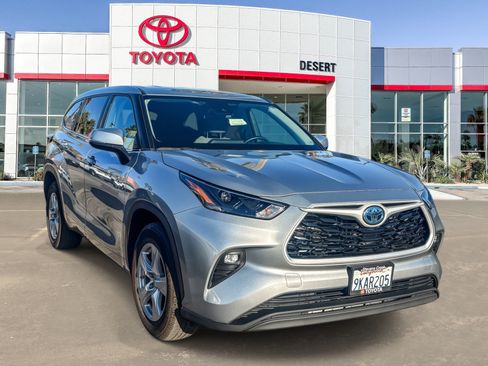 Certified 2024 Toyota Highlander LE FWD image 1