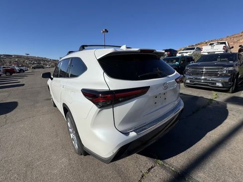 Used 2024 Toyota Highlander Limited image 3