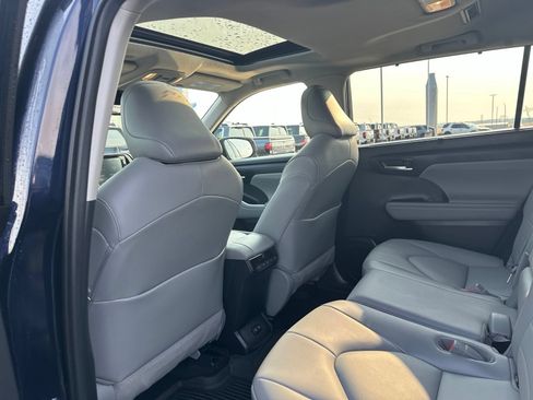 Used 2021 Toyota Highlander XLE AWD/4WD image 20