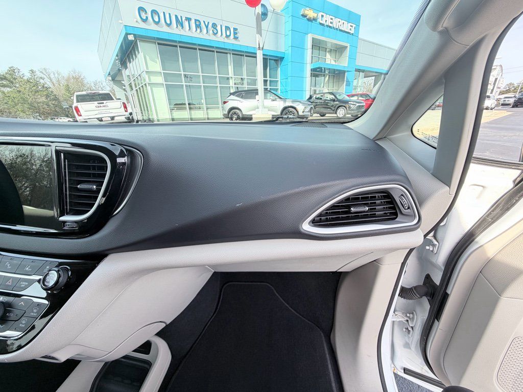 Used 2024 Chrysler Pacifica Touring-L FWD image 18