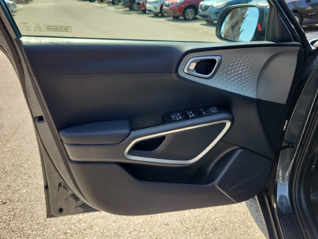 Used 2025 Kia Soul LX w/ LX Technology Package FWD image 22