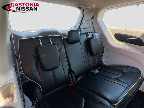 Used 2023 Chrysler Pacifica Limited FWD image 36