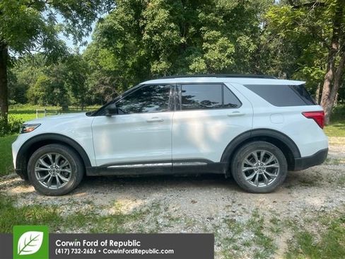 Used 2021 Ford Explorer XLT w/ Equipment Group 202A AWD/4WD image 2