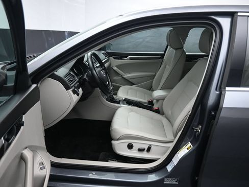 Used 2017 Volkswagen Passat 1.8T SE FWD image 12