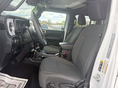 Used 2025 Jeep Wrangler Sahara AWD/4WD image 12