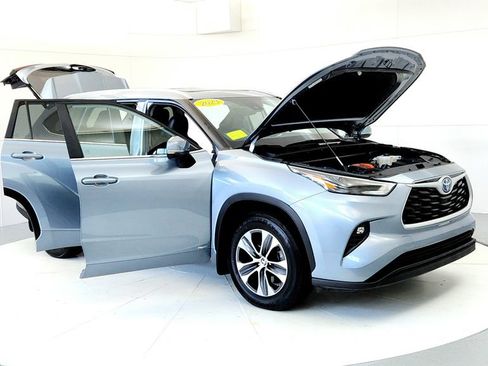 Used 2023 Toyota Highlander XLE AWD/4WD image 12