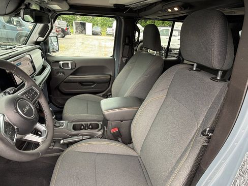 Used 2025 Jeep Wrangler Unlimited Sahara AWD/4WD image 17
