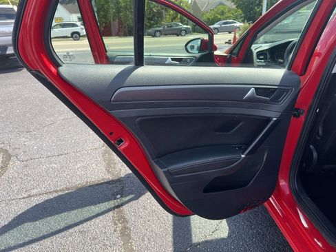 Used 2018 Volkswagen Golf SE image 16