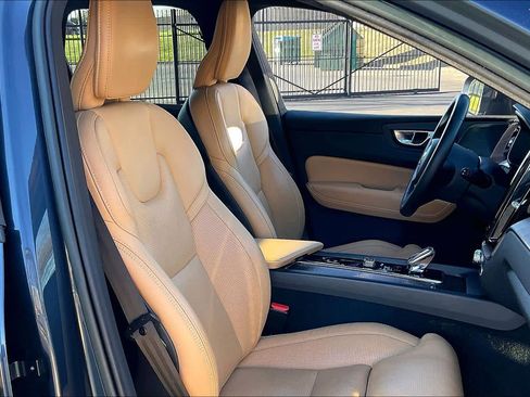 Used 2023 Volvo XC60 B5 Ultimate w/ Climate Package image 10