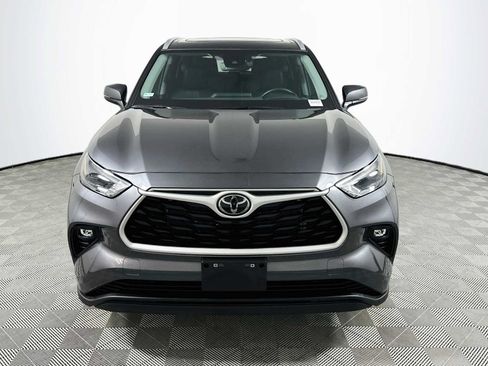 Used 2024 Toyota Highlander XLE FWD image 2