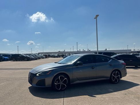 Certified 2023 Nissan Altima 2.5 SR w/ SR Premium Package FWD image 12