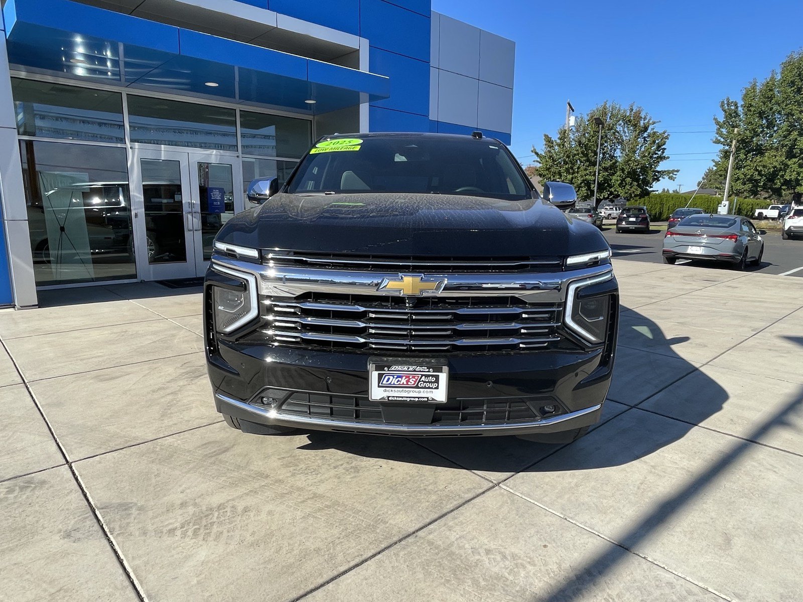 Used 2025 Chevrolet Suburban Premier AWD/4WD image 8