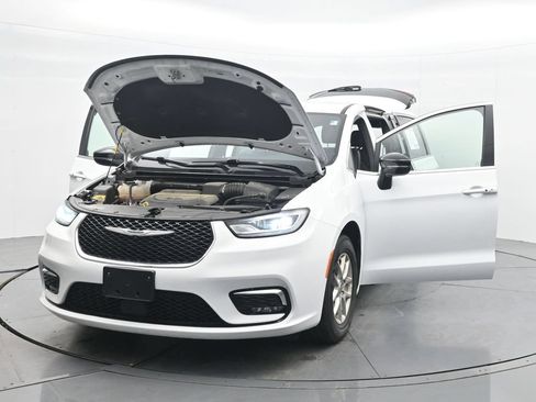 Used 2025 Chrysler Pacifica Select FWD image 43