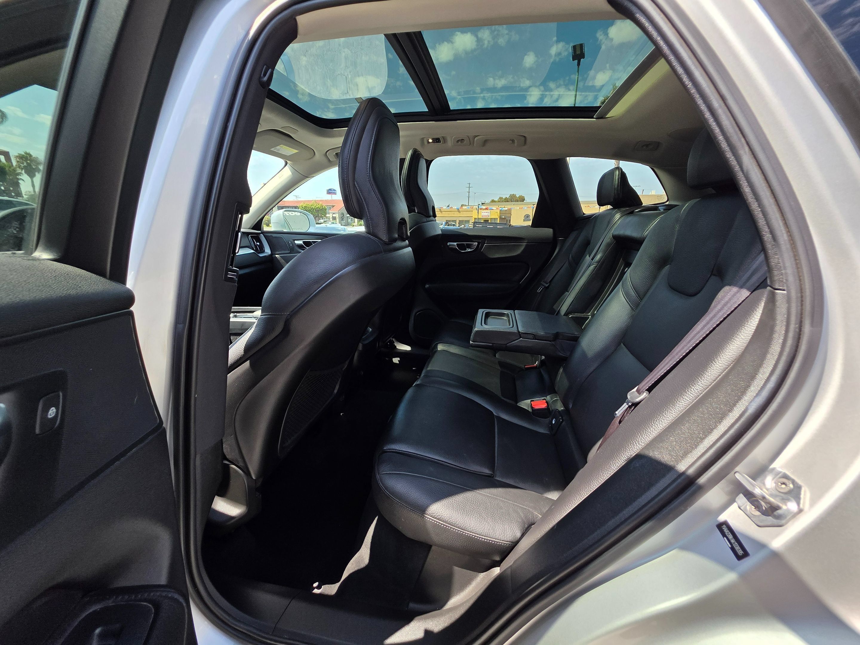 Used 2019 Volvo XC60 T6 Momentum w/ Multimedia Package AWD/4WD image 24