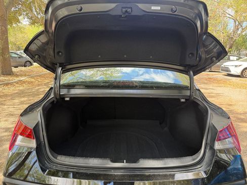 Used 2025 Hyundai Elantra SEL image 28