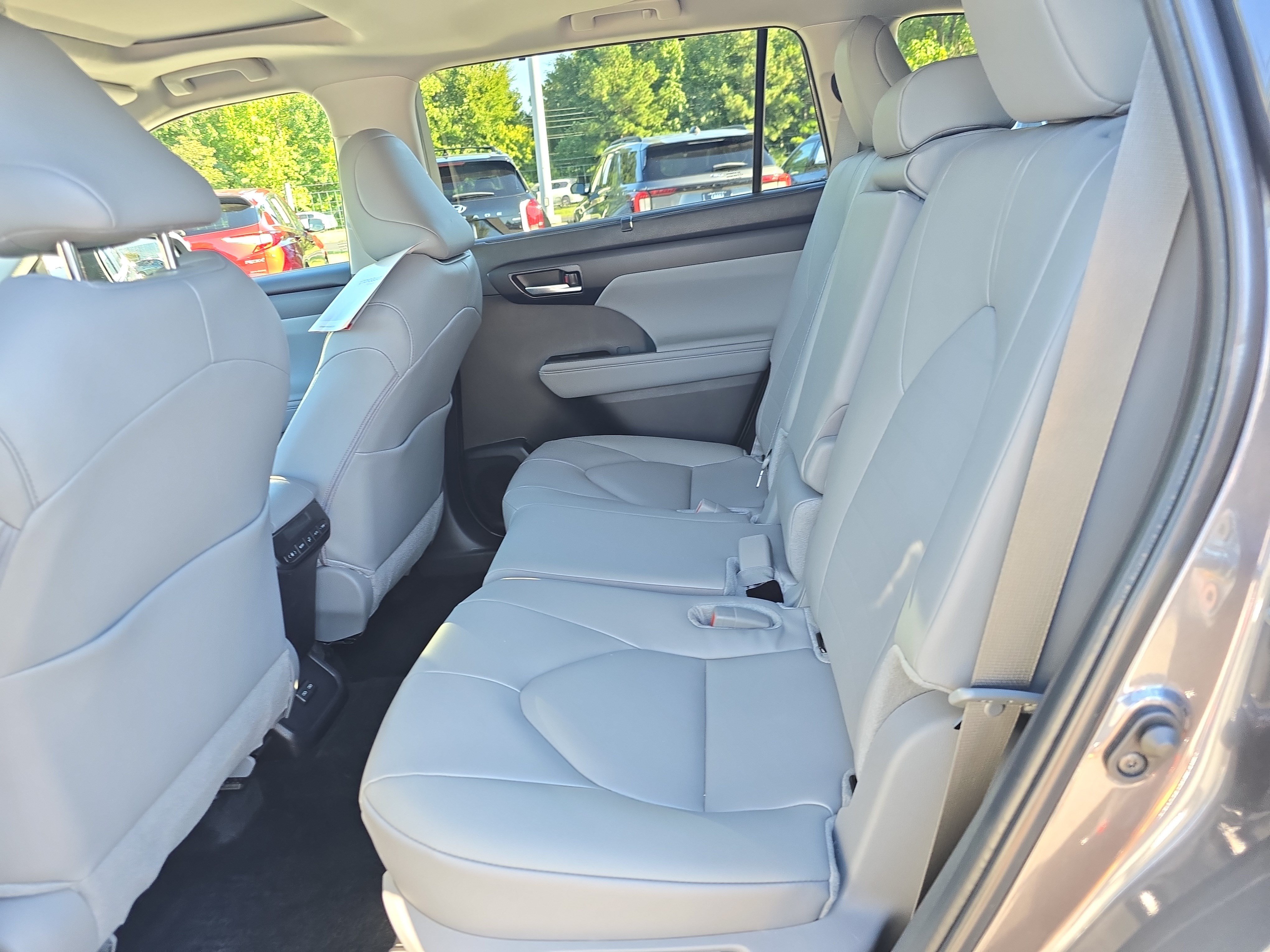 Used 2025 Toyota Highlander XLE AWD/4WD image 14