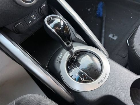 Used 2017 Hyundai Veloster Base image 27