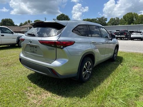 Used 2021 Toyota Highlander XLE AWD/4WD image 15