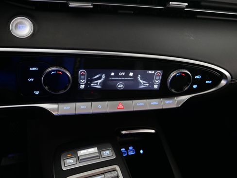 Certified 2025 Genesis GV70 2.5T AWD/4WD image 23