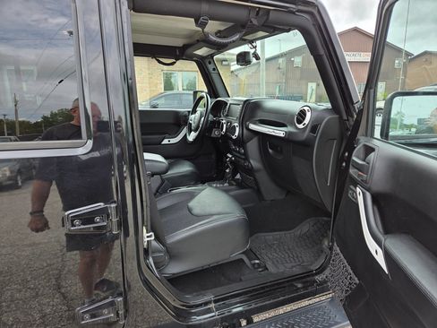 Used 2015 Jeep Wrangler Unlimited Sahara w/ Quick Order Package 24X AWD/4WD image 24