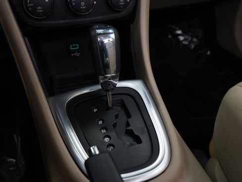 Used 2011 Chrysler 200 Touring FWD image 20