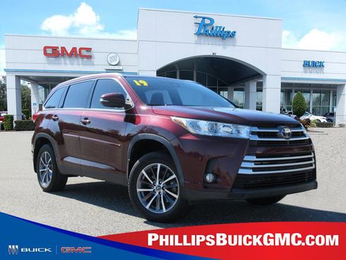 Used 2019 Toyota Highlander XLE image 1