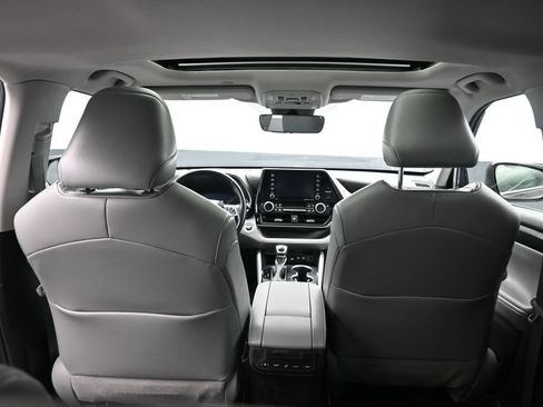 Used 2021 Toyota Highlander XLE AWD/4WD image 45