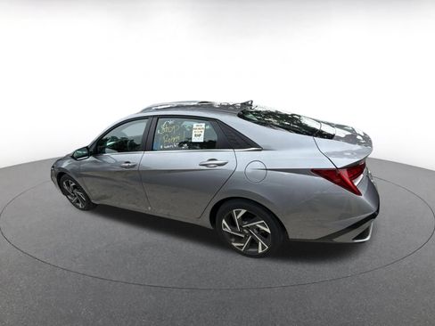 Used 2025 Hyundai Elantra SEL FWD image 5