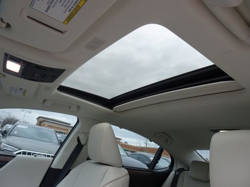 Used 2024 Lexus ES 300h Ultra Luxury w/ Accessory Package (Z1) image 10