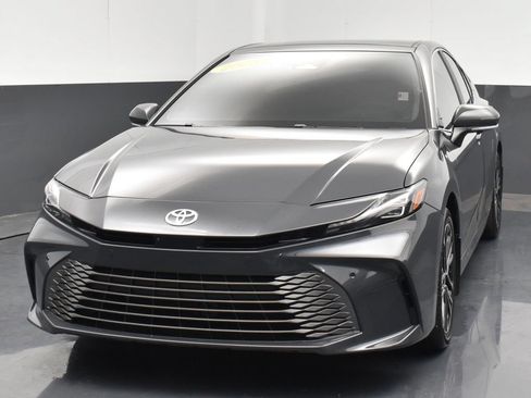 Used 2025 Toyota Camry XLE AWD/4WD image 13