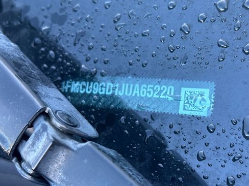 Used 2018 Ford Escape SE w/ SE Sport Appearance Package image 3