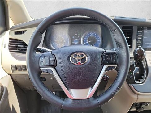Used 2020 Toyota Sienna XLE w/ XLE Navigation Package FWD image 14