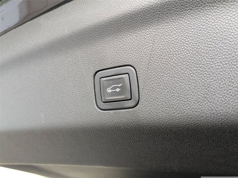 Used 2023 Cadillac Escalade ESV Premium Luxury image 9