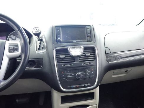 Used 2014 Chrysler Town & Country Touring FWD image 15
